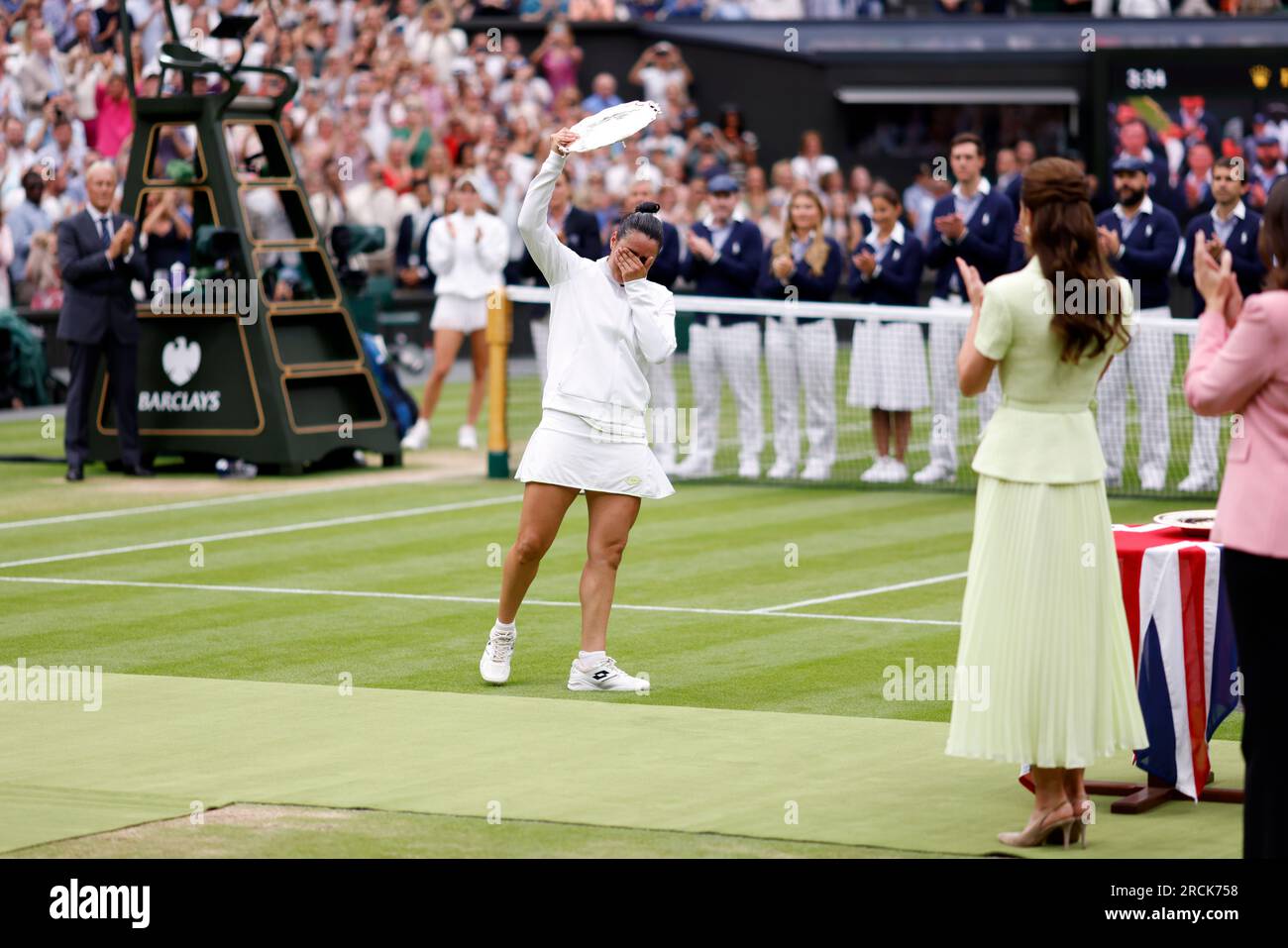 ONS Jabeur apparaît déprimé après la défaite en finale du Ladies' Singles face à Marketa Vondrousova le 13e jour des Championnats de Wimbledon 2023 au All England Lawn tennis and Croquet Club à Wimbledon. Date de la photo : Samedi 15 juillet 2023. Banque D'Images