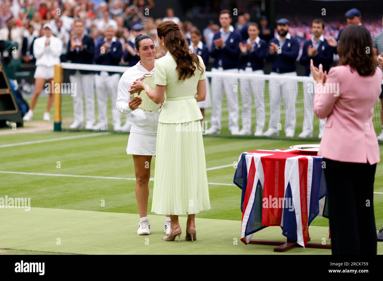 ONS Jabeur est consolé par la Princesse de Galles après la défaite en finale féminine face à Marketa Vondrousova le 13e jour des Championnats de Wimbledon 2023 au All England Lawn tennis and Croquet Club à Wimbledon. Date de la photo : Samedi 15 juillet 2023. Banque D'Images