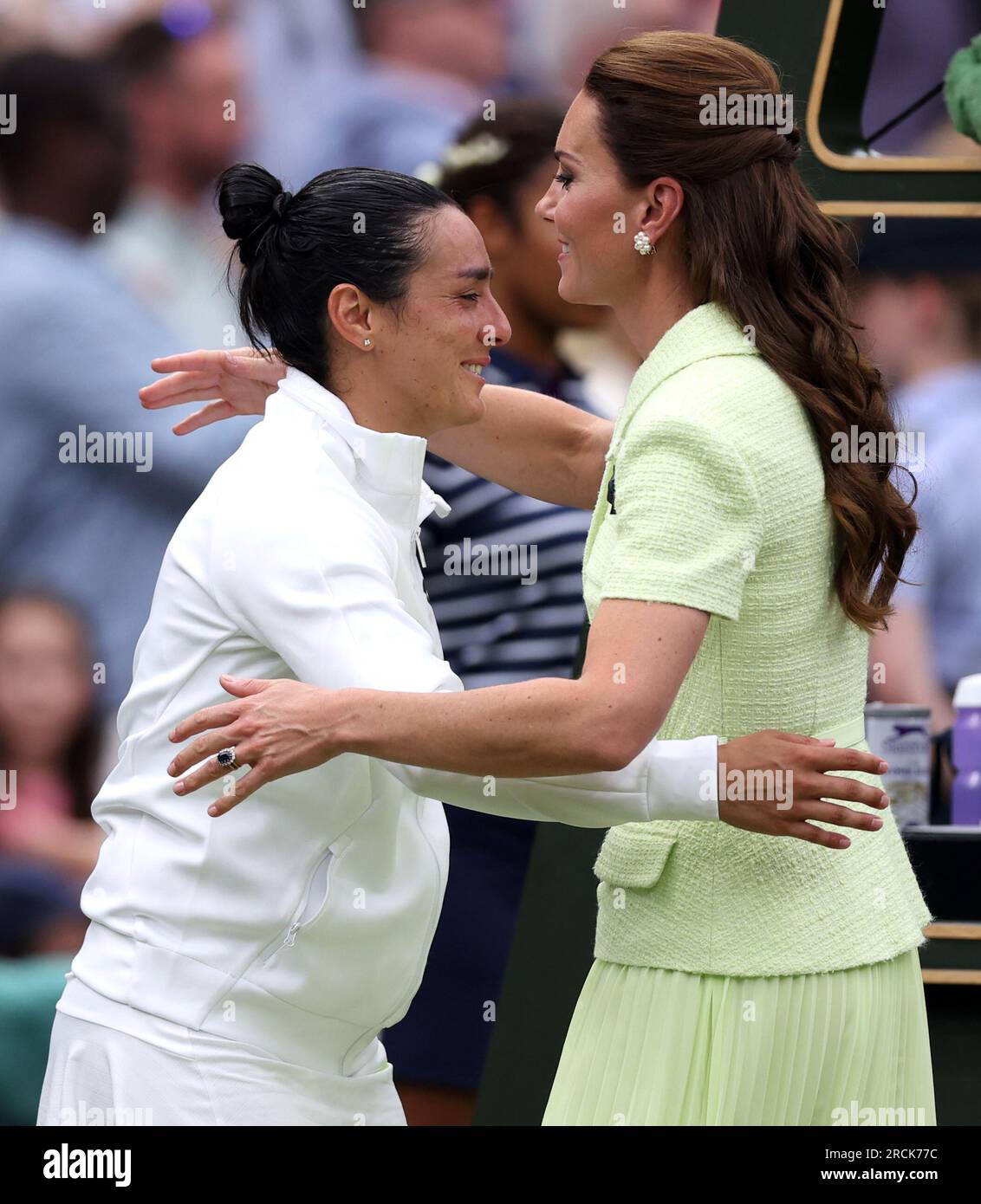 ONS Jabeur est consolé par la Princesse de Galles après la défaite en finale féminine face à Marketa Vondrousova le 13e jour des Championnats de Wimbledon 2023 au All England Lawn tennis and Croquet Club à Wimbledon. Date de la photo : Samedi 15 juillet 2023. Banque D'Images