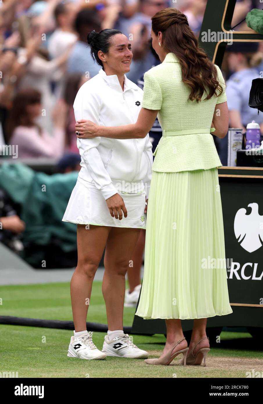 ONS Jabeur est consolé par la Princesse de Galles après la défaite en finale féminine face à Marketa Vondrousova le 13e jour des Championnats de Wimbledon 2023 au All England Lawn tennis and Croquet Club à Wimbledon. Date de la photo : Samedi 15 juillet 2023. Banque D'Images