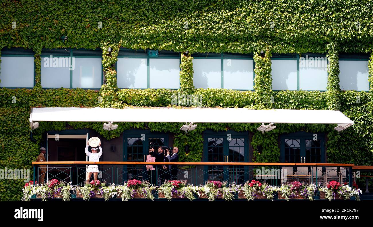 Marketa Vondrousova célèbre avec le plat venus Rosewater après avoir remporté la victoire sur ONS Jabeur lors de la finale en simple féminine le 13e jour des Championnats de Wimbledon 2023 au All England Lawn tennis and Croquet Club à Wimbledon. Date de la photo : Samedi 15 juillet 2023. Banque D'Images