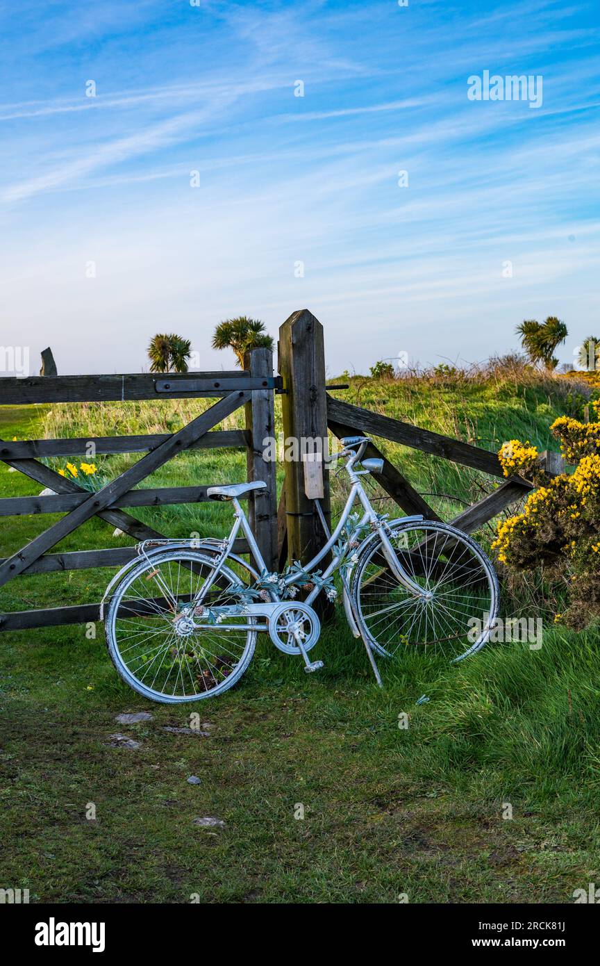 Un vélo reposant sur une porte en bois, Howth, Dublin, Irlande Banque D'Images