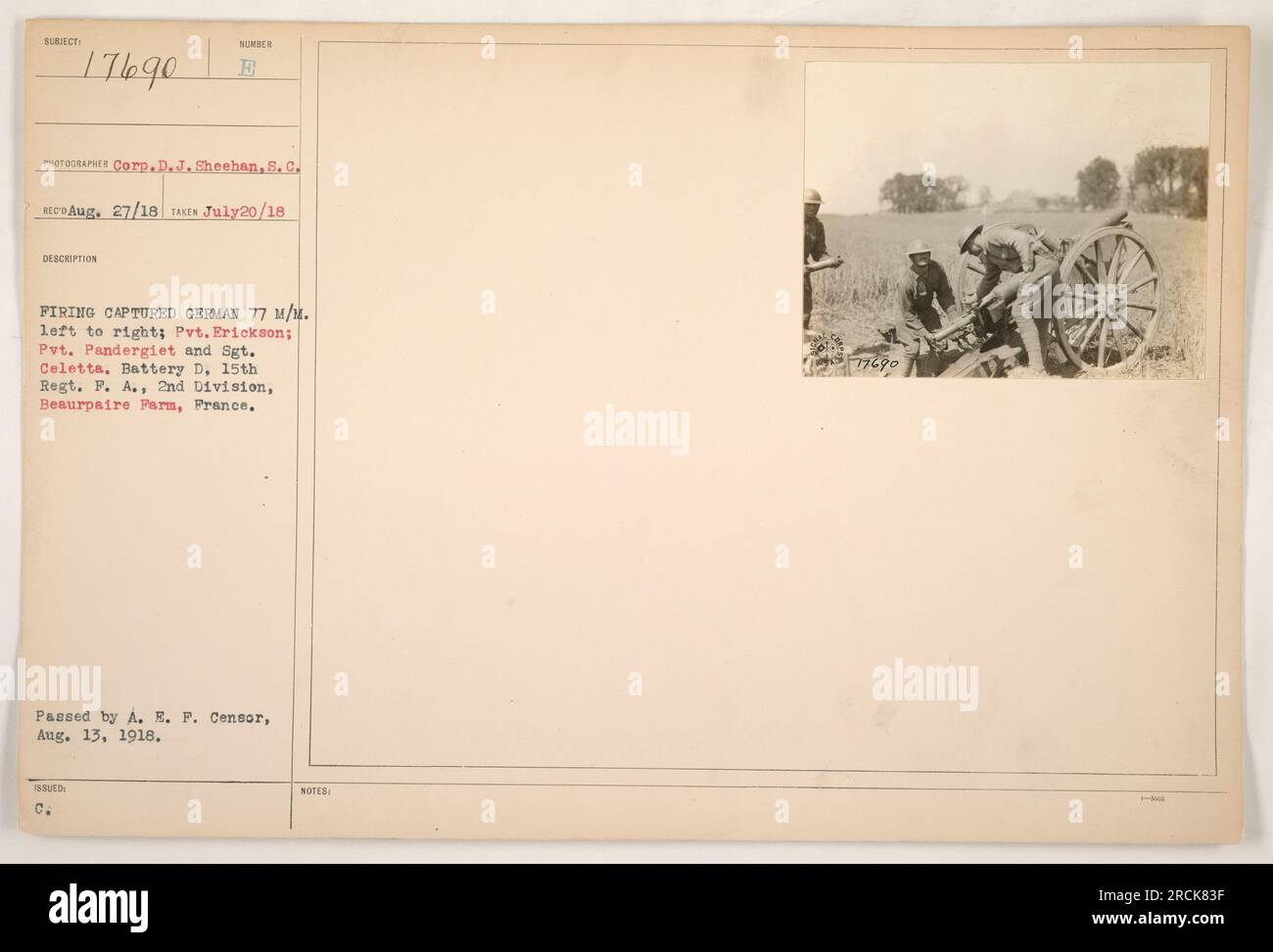 Des soldats de la batterie D, 15e régiment, artillerie de pompiers, 2e division de l'armée américaine, sont vus tirant un canon allemand de 77 mm capturé appelé le SUMBER E. la photographie, prise le 20 juillet 1918, montre le soldat Erickson, le soldat Pandergiet et le sergent Celetta en action à la ferme de Beaurpaire en France. L'image a été reçue le 27 août 1918 et approuvée par l'A.E.P. Censurer le 13 août 1918. Banque D'Images