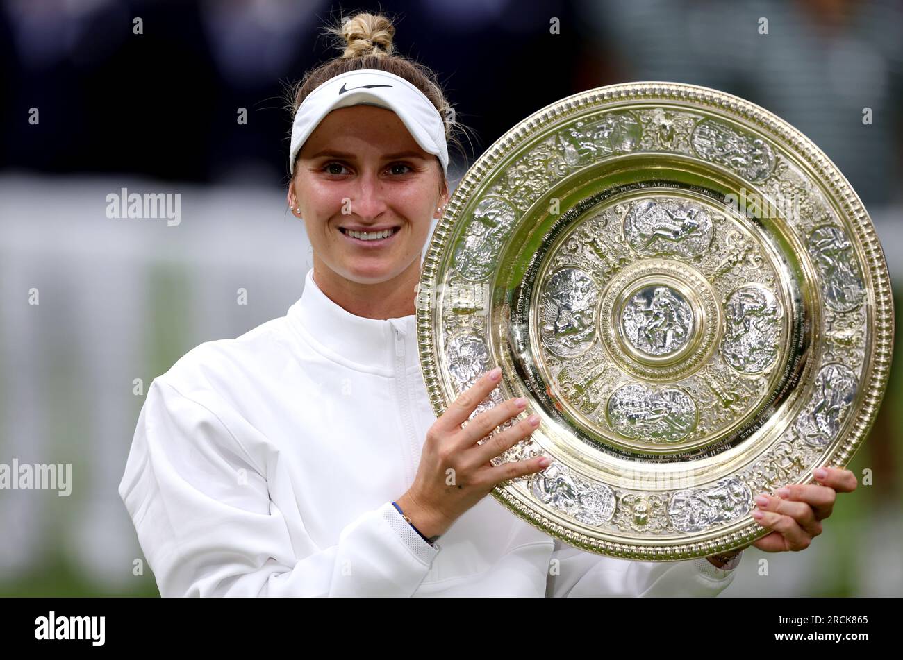 Marketa Vondrousova célèbre avec le plat venus Rosewater après la victoire contre ONS Jabeur lors de la finale en simple féminine le 13e jour des Championnats de Wimbledon 2023 au All England Lawn tennis and Croquet Club à Wimbledon. Date de la photo : Samedi 15 juillet 2023. Banque D'Images