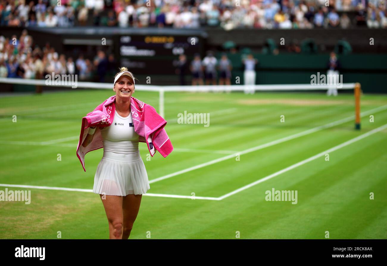 Marketa Vondrousova célèbre avoir remporté la finale du simple féminin après avoir remporté la victoire contre ONS Jabeur le 13e jour des Championnats de Wimbledon 2023 au All England Lawn tennis and Croquet Club à Wimbledon. Date de la photo : Samedi 15 juillet 2023. Banque D'Images