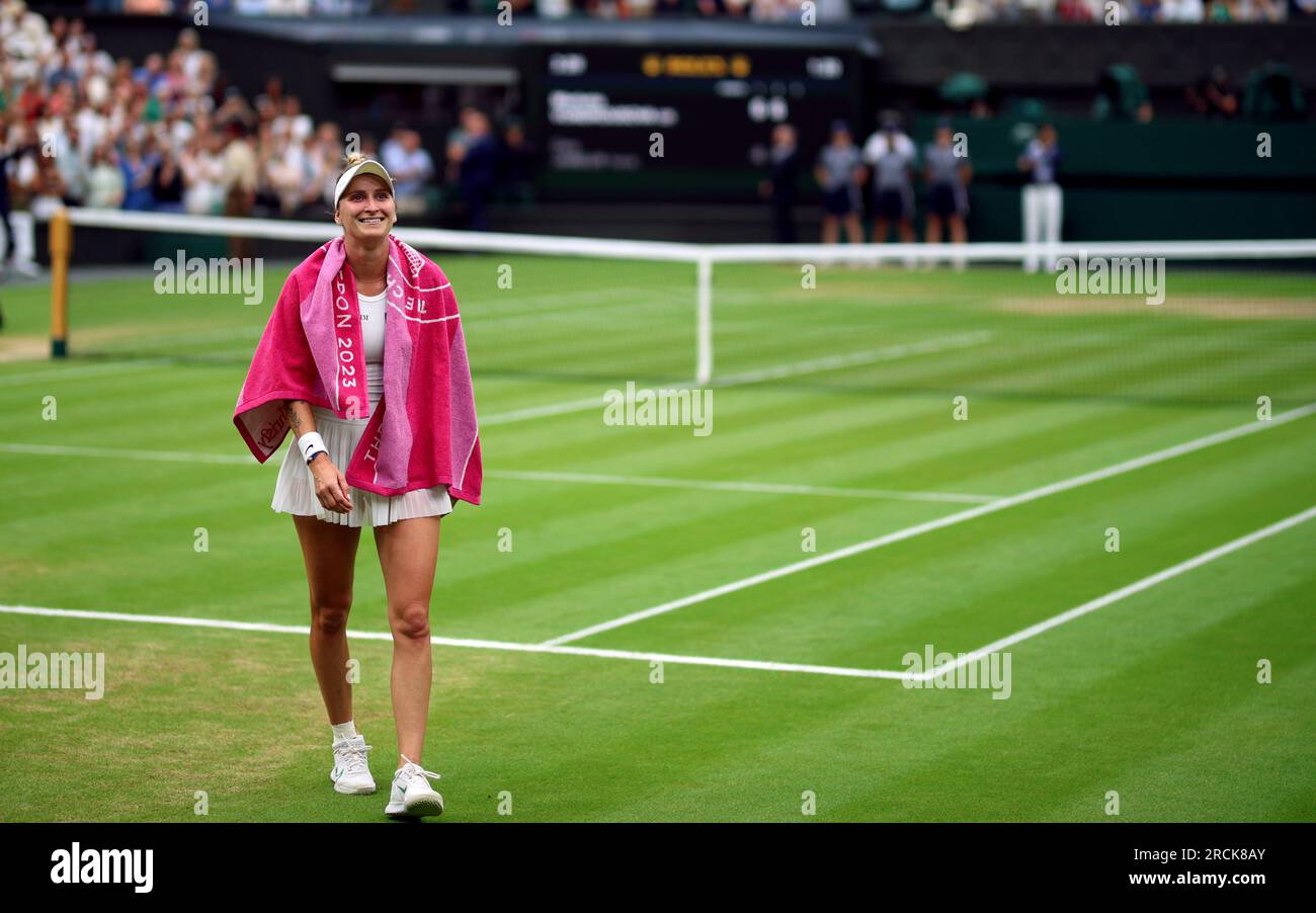 Marketa Vondrousova célèbre avoir remporté la finale du simple féminin après avoir remporté la victoire contre ONS Jabeur le 13e jour des Championnats de Wimbledon 2023 au All England Lawn tennis and Croquet Club à Wimbledon. Date de la photo : Samedi 15 juillet 2023. Banque D'Images