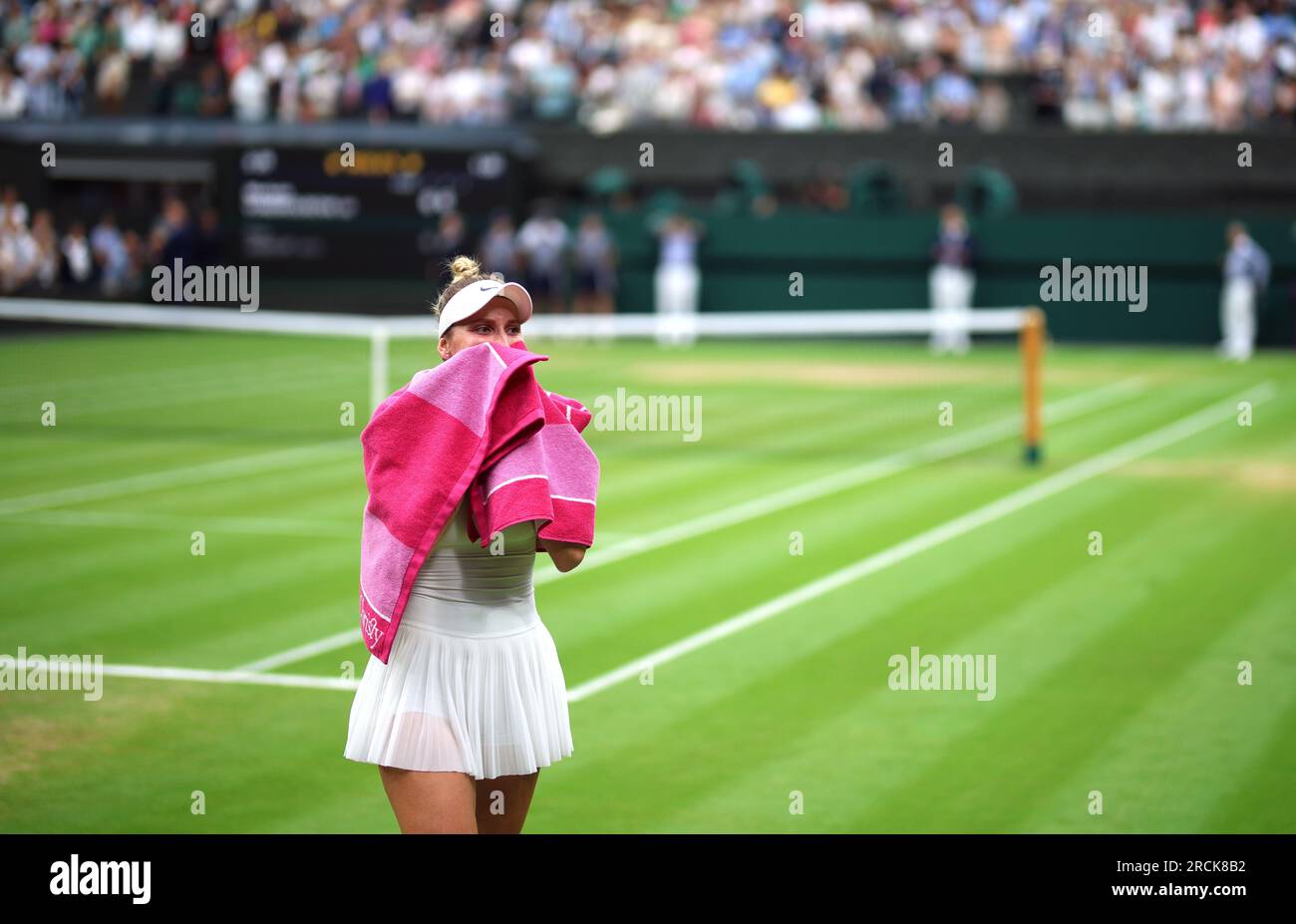 Marketa Vondrousova célèbre avoir remporté la finale du simple féminin après avoir remporté la victoire contre ONS Jabeur le 13e jour des Championnats de Wimbledon 2023 au All England Lawn tennis and Croquet Club à Wimbledon. Date de la photo : Samedi 15 juillet 2023. Banque D'Images