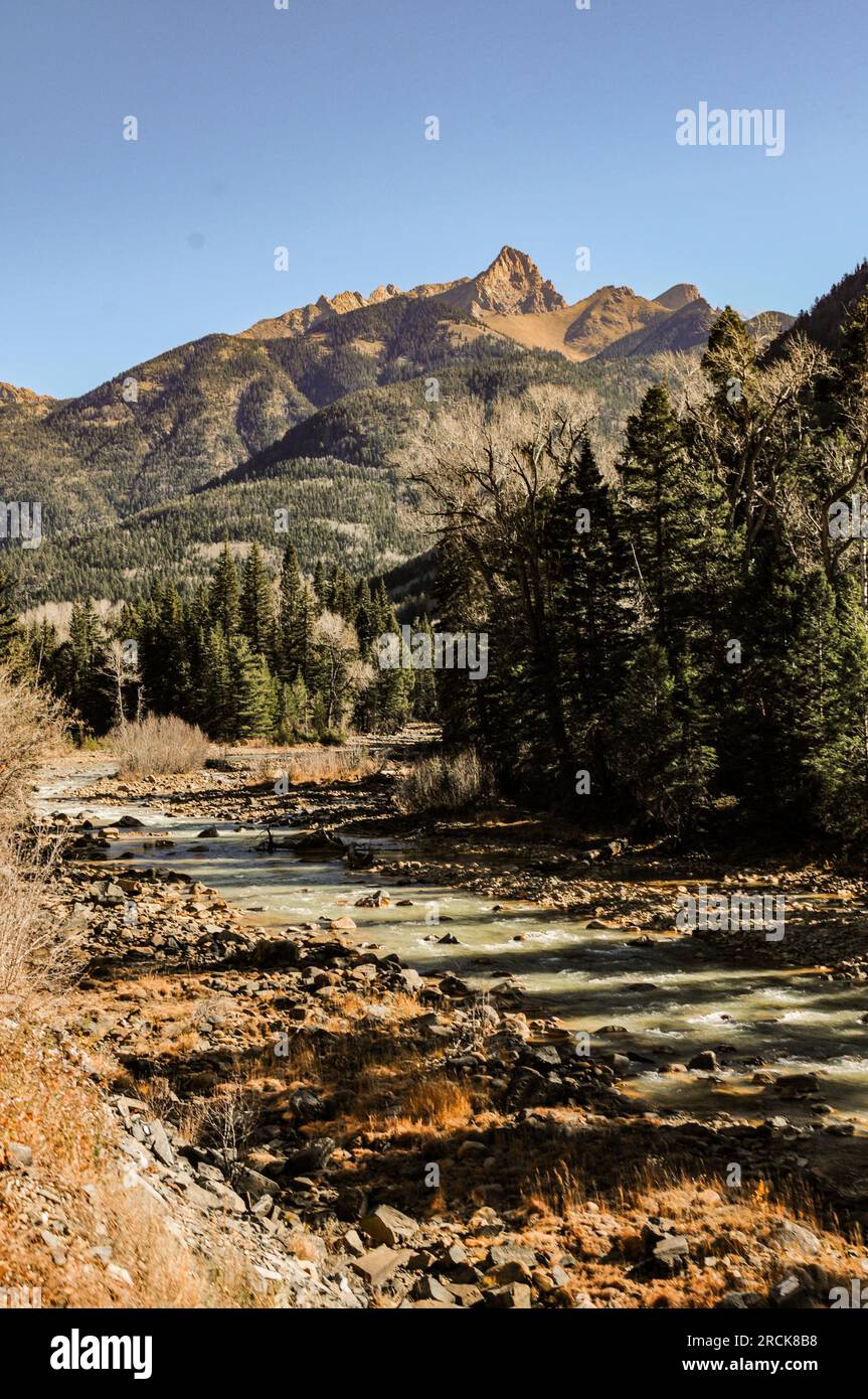 La magnifique rivière Animas bleu-vert dans le Colorado, aux États-Unis, entre Durango et Silverton Banque D'Images