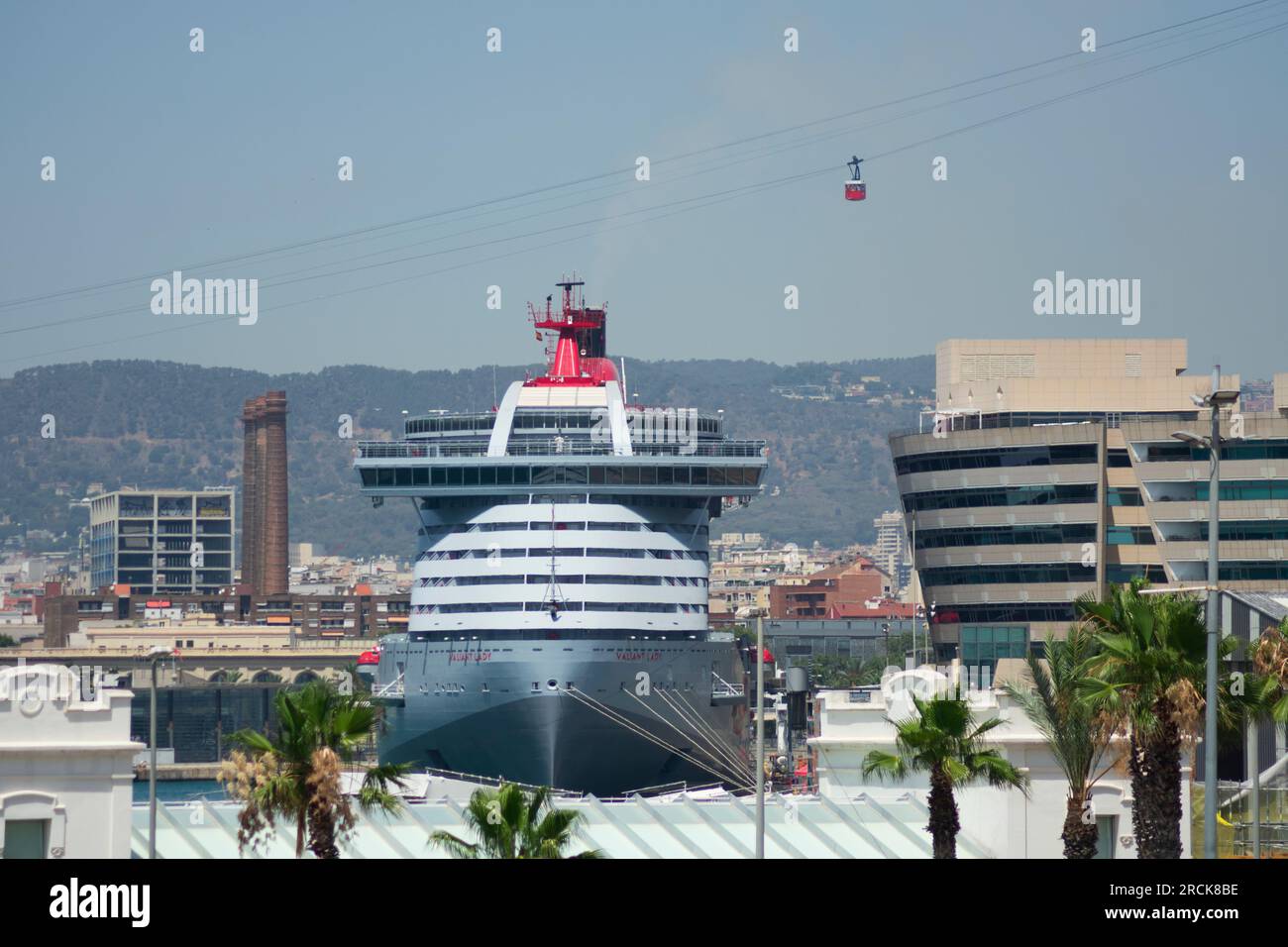 Le navire de croisière Virgin Voyages Valiant Lady a accosté dans le port de Barcelone à côté du bâtiment du World Trade Center. 9 juillet 2023. Banque D'Images