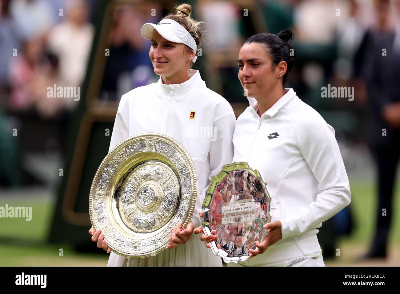 Marketa Vondrousova et ONS Jabeur avec leurs trophées/plaques à la suite de la finale en simple féminine le 13e jour des Championnats de Wimbledon 2023 au All England Lawn tennis and Croquet Club à Wimbledon. Date de la photo : Samedi 15 juillet 2023. Banque D'Images