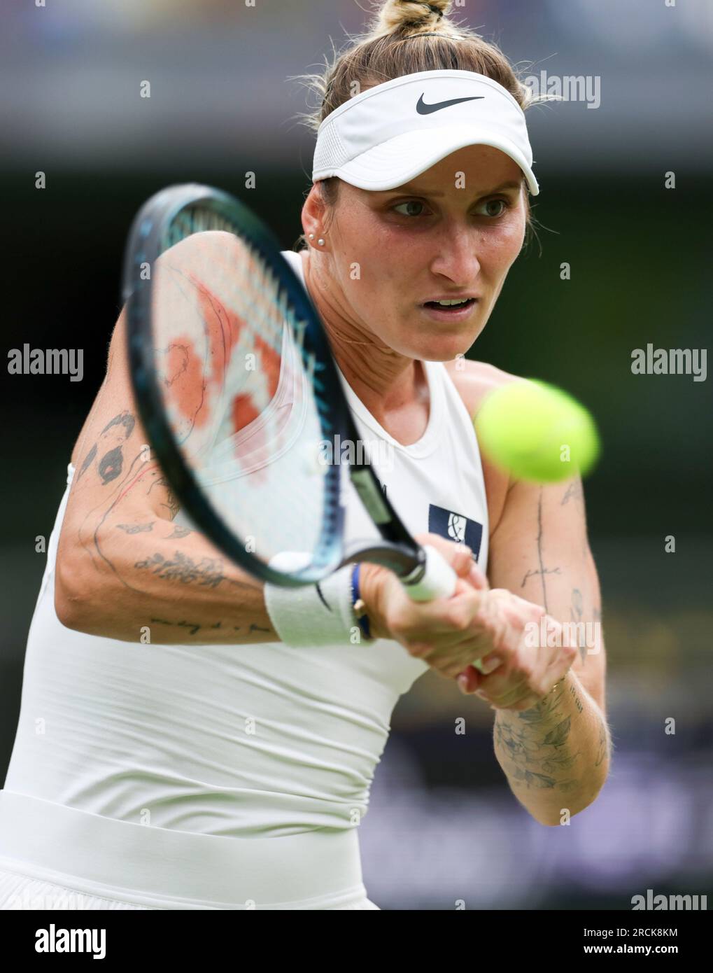 (230715) -- LONDRES, 15 juillet 2023 (Xinhua) -- Marketa Vondrousova rencontre un retour lors du match de finale en simple féminin entre Marketa Vondrousova de la République tchèque et ONS Jabeur de la Tunisie aux Championnats de tennis de Wimbledon à Londres, Grande-Bretagne, le 15 juillet 2023. (Xinhua/Han Yan) Banque D'Images