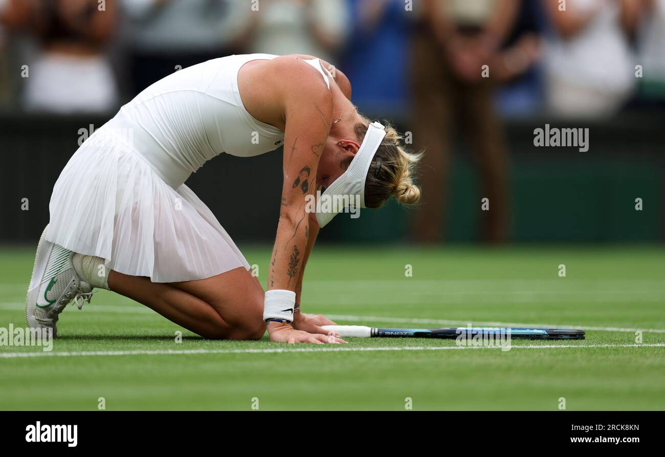 (230715) -- LONDRES, 15 juillet 2023 (Xinhua) -- Marketa Vondrousova célèbre après avoir remporté le match de finale en simple féminin entre Marketa Vondrousova de la République tchèque et ONS Jabeur de la Tunisie aux Championnats de tennis de Wimbledon à Londres, Grande-Bretagne, le 15 juillet 2023. (Xinhua/Han Yan) Banque D'Images