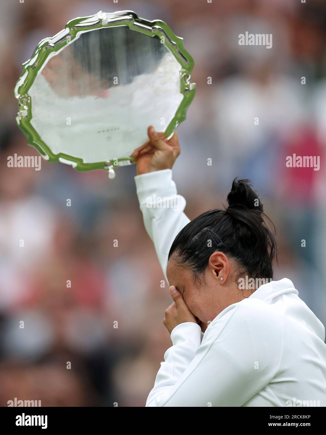 (230715) -- LONDRES, 15 juillet 2023 (Xinhua) -- ONS Jabeur réagit avec le trophée après le match de finale en simple féminin entre Marketa Vondrousova de la République tchèque et ONS Jabeur de la Tunisie aux Championnats de tennis de Wimbledon à Londres, Grande-Bretagne, le 15 juillet 2023. (Xinhua/Han Yan) Banque D'Images