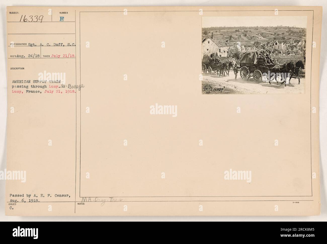 Un train de ravitaillement américain passant par Lucy-le-Bocage, France pendant la première Guerre mondiale La photographie a été prise le 21 juillet 1918 par le sergent A. C. Duff, S.C. Il a été reçu le 24 août 1918 et approuvé par le censeur de l'A.E. P. le 6 août 1918. Le train est montré se déplaçant à travers la ville, transportant probablement des fournitures essentielles pour l'armée américaine. Banque D'Images