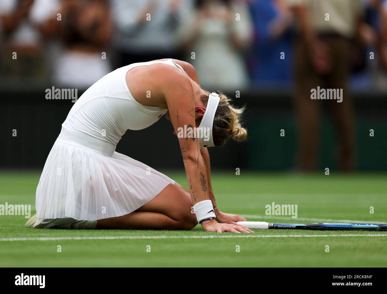 (230715) -- LONDRES, 15 juillet 2023 (Xinhua) -- Marketa Vondrousova célèbre après avoir remporté le match de finale en simple féminin entre Marketa Vondrousova de la République tchèque et ONS Jabeur de la Tunisie aux Championnats de tennis de Wimbledon à Londres, Grande-Bretagne, le 15 juillet 2023. (Xinhua/Han Yan) Banque D'Images
