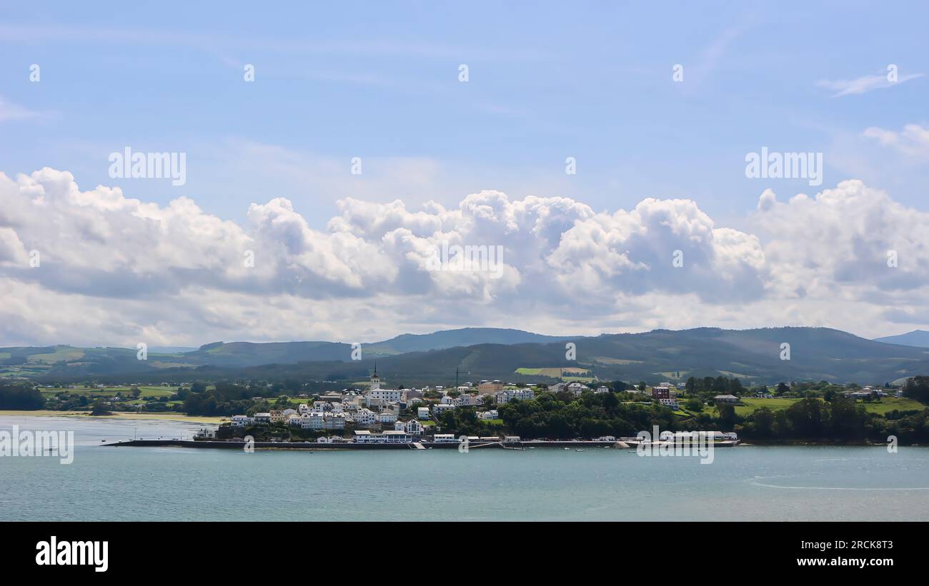 Vue sur le paysage à travers la Ría del Eo o de Ribadeo vers Castropol Asturias Espagne depuis Ribadeo Galice Espagne Banque D'Images