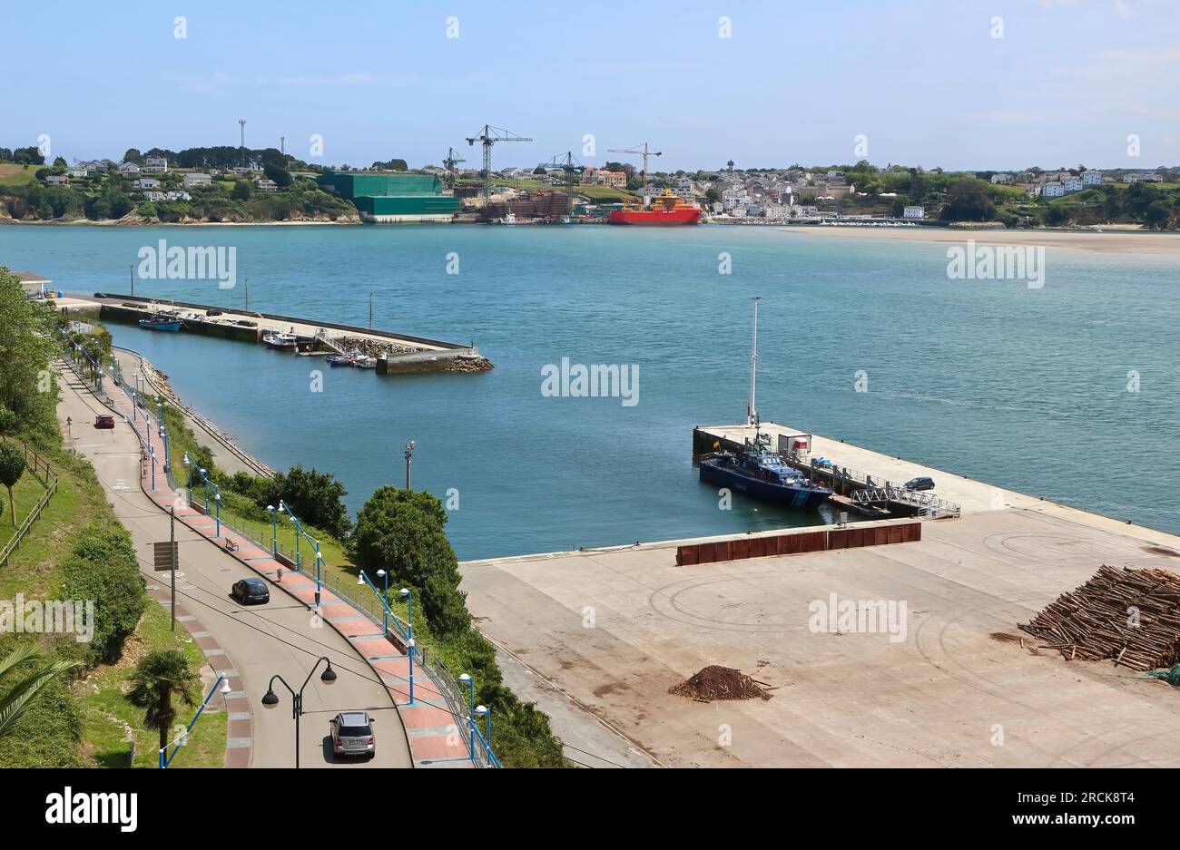 Vue du paysage à travers la Ría del Eo o de Ribadeo vers le chantier naval Astilleros Gondán Puerto de Figueras Asturias Espagne depuis Ribadeo Galice Espagne Banque D'Images