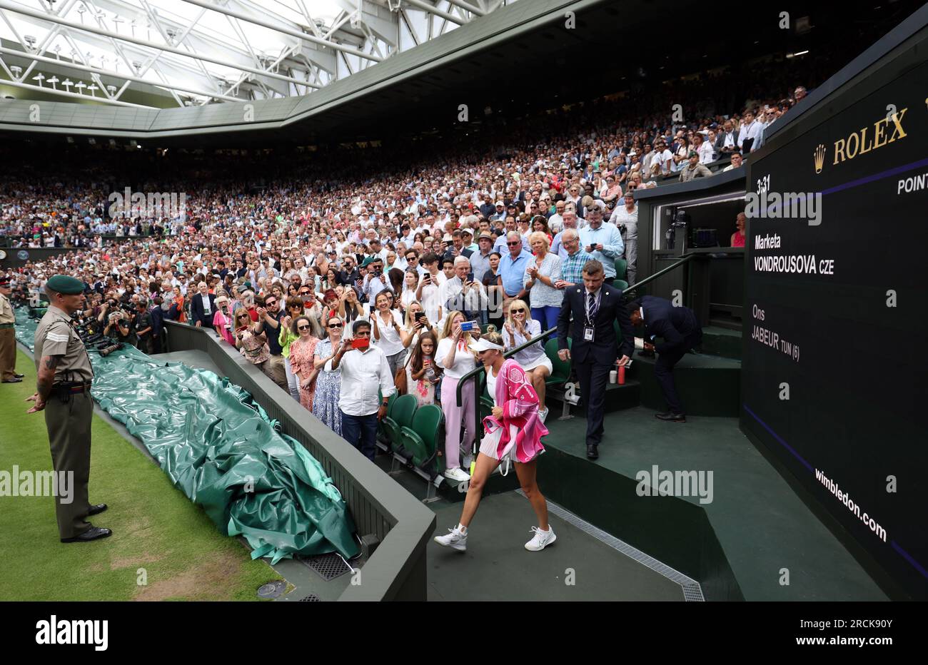 Marketa Vondrousova après être montée dans les tribunes pour célébrer avec sa famille et son équipe d'entraîneurs la victoire contre ONS Jabeur en finale en simple féminine le 13e jour des Championnats de Wimbledon 2023 au All England Lawn tennis and Croquet Club à Wimbledon. Date de la photo : Samedi 15 juillet 2023. Banque D'Images
