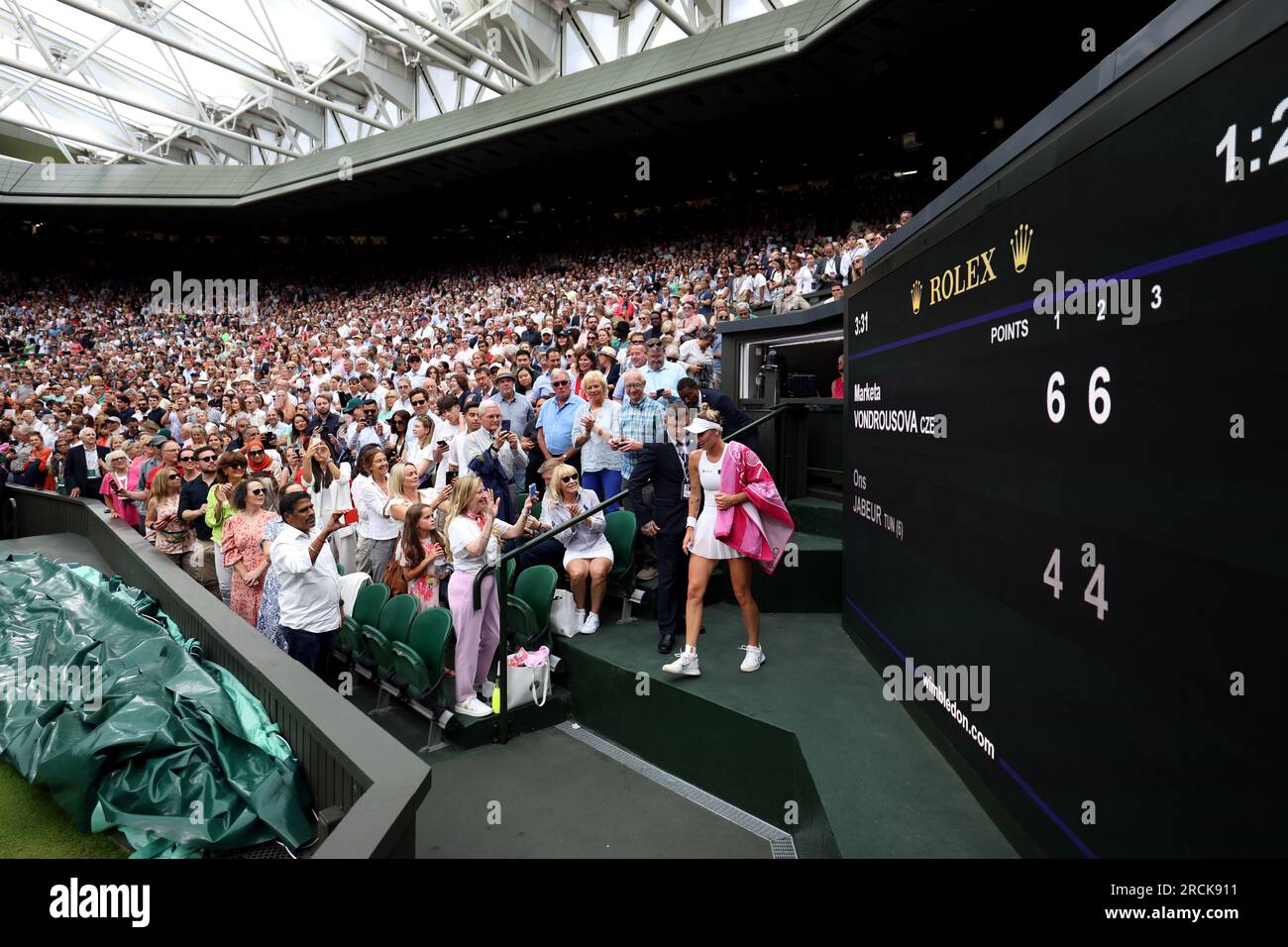 Marketa Vondrousova après être montée dans les tribunes pour célébrer avec sa famille et son équipe d'entraîneurs la victoire contre ONS Jabeur en finale en simple féminine le 13e jour des Championnats de Wimbledon 2023 au All England Lawn tennis and Croquet Club à Wimbledon. Date de la photo : Samedi 15 juillet 2023. Banque D'Images