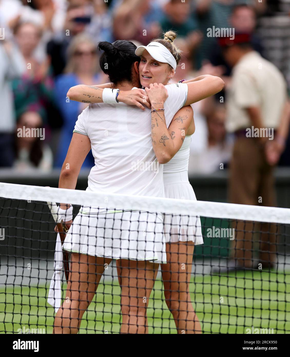 ONS Jabeur est consolé par Marketa Vondrousova après la défaite dans la finale en simple féminine le 13e jour des Championnats de Wimbledon 2023 au All England Lawn tennis and Croquet Club à Wimbledon. Date de la photo : Samedi 15 juillet 2023. Banque D'Images