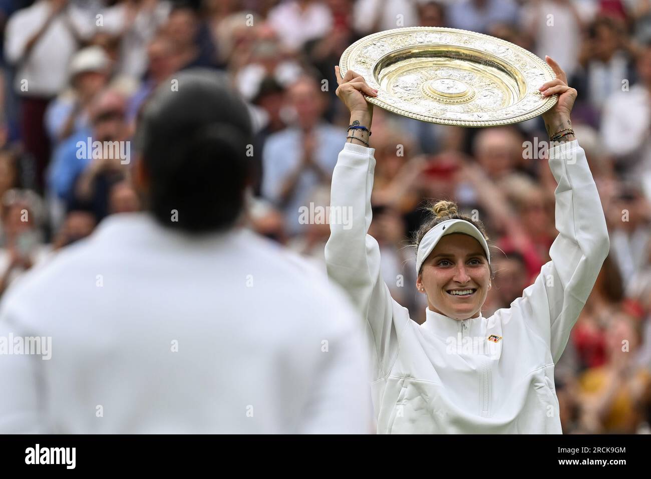 Marketa Vondrousova remporte Wimbledon et son premier titre du Grand Chelem à Londres, en Grande-Bretagne, le 15 juillet 2023. Vondrousova a surmonté ONS Jabeur of Banque D'Images