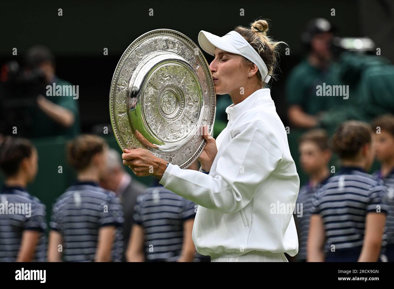 Marketa Vondrousova remporte Wimbledon et son premier titre du Grand Chelem à Londres, en Grande-Bretagne, le 15 juillet 2023. Vondrousova a surmonté ONS Jabeur of Banque D'Images