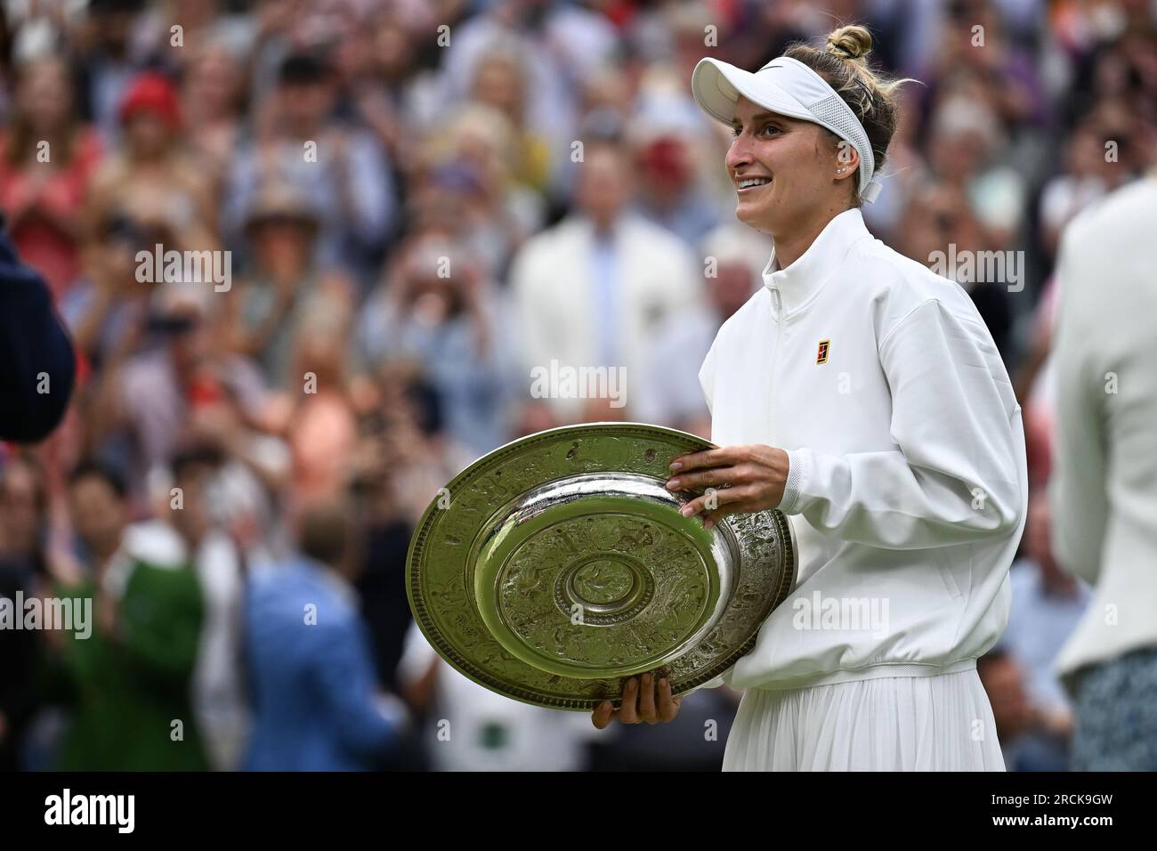 Marketa Vondrousova remporte Wimbledon et son premier titre du Grand Chelem à Londres, en Grande-Bretagne, le 15 juillet 2023. Vondrousova a surmonté ONS Jabeur of Banque D'Images