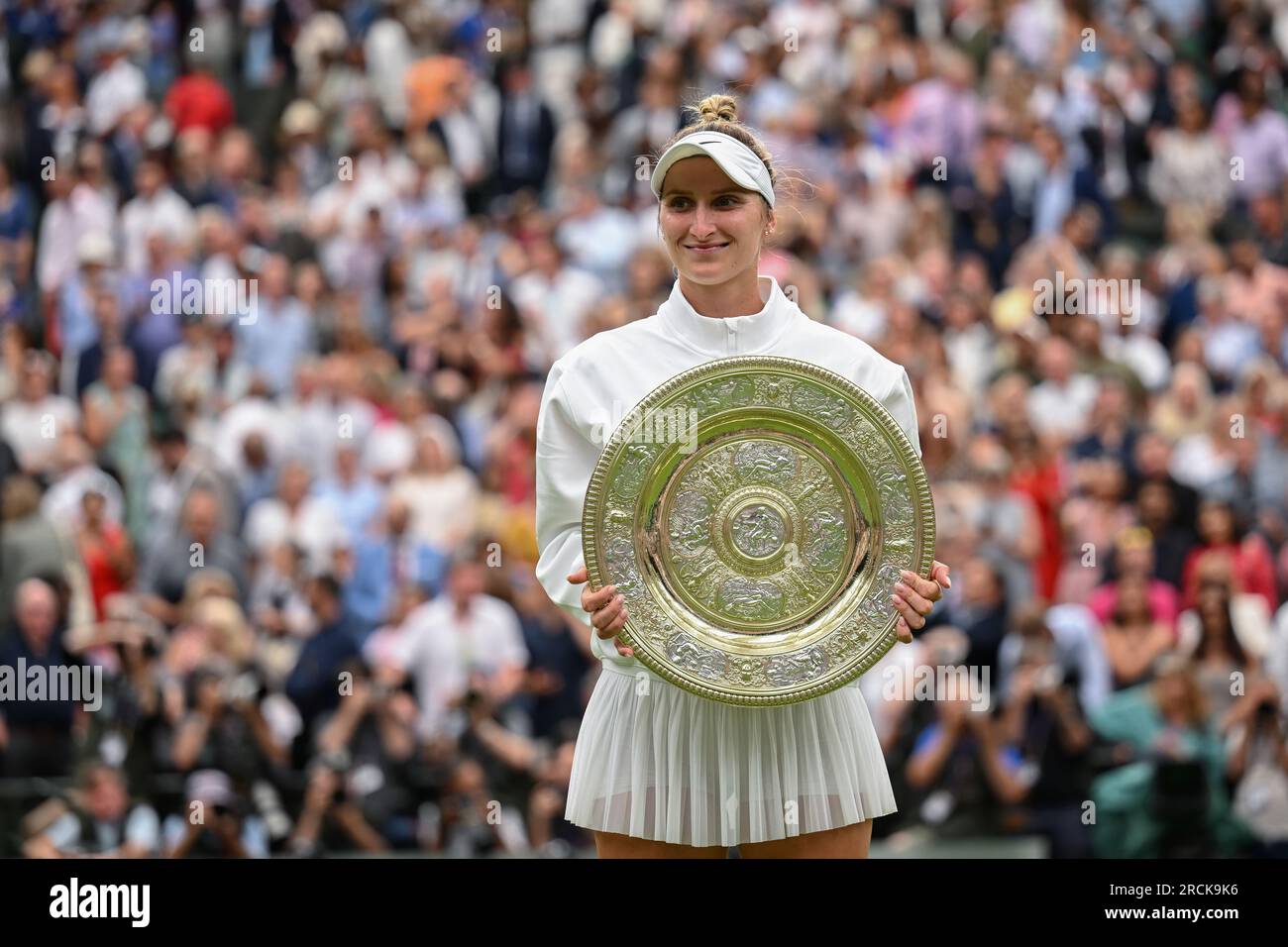 Marketa Vondrousova remporte Wimbledon et son premier titre du Grand Chelem à Londres, en Grande-Bretagne, le 15 juillet 2023. Vondrousova a surmonté ONS Jabeur of Banque D'Images