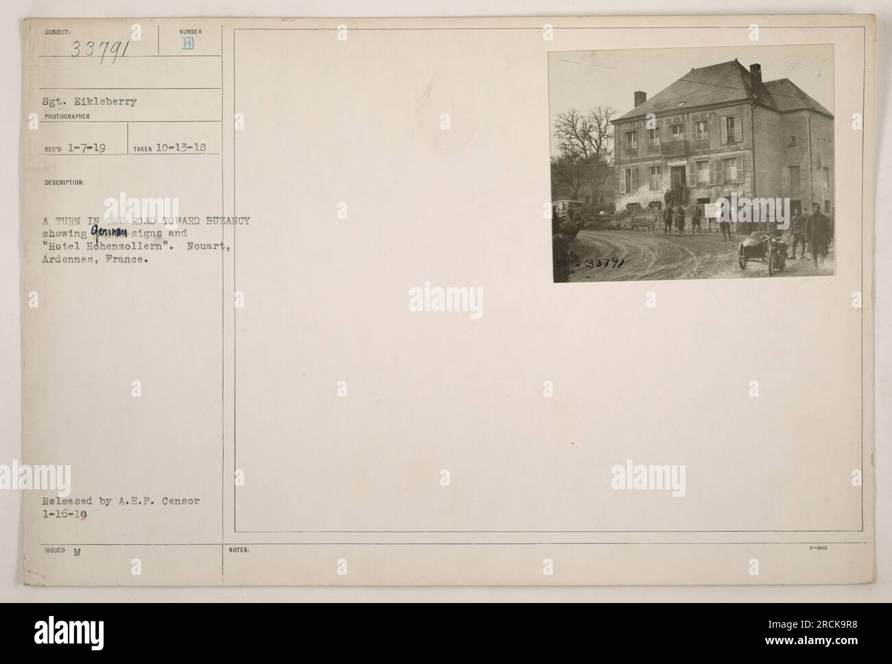 Le Sgt Eikleberry a pris cette photo le 13 octobre 1918, montrant un virage dans la route en direction de Buzancy, avec des panneaux indiquant « Hotel Hohenzollern ». L'emplacement est Nouart, Ardennes, France. Cette image a été publiée par l'A.E.F. Censurer le 16 janvier 1919. Les notes indiquent que le numéro d'image est 33791/ Banque D'Images