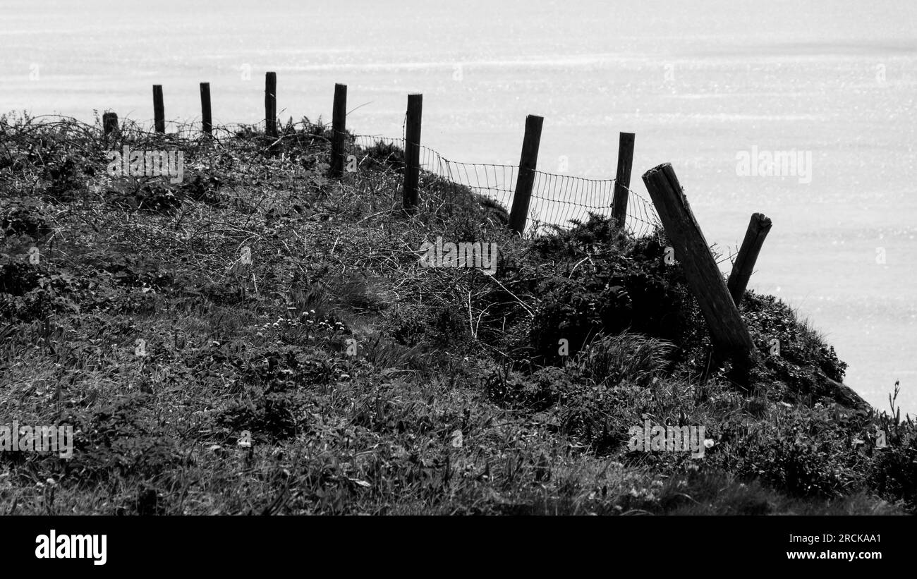 Sentier en bordure de falaise Banque d'images noir et blanc - Alamy