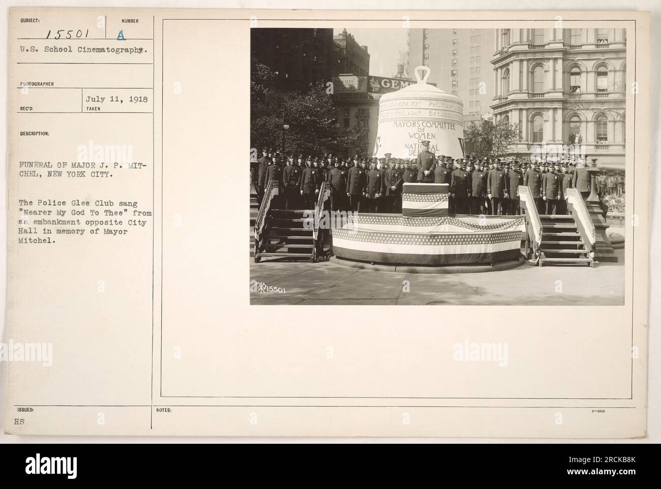 Groupe de policiers se rassemblant sur un remblai en face de l'hôtel de ville à New York pour les funérailles du major J.P. Mitchel. Le Glee Club de la police peut être vu chanter 'Near My God to Thee' en l'honneur du défunt maire. L'événement était organisé par le Comité des femmes du maire. Banque D'Images