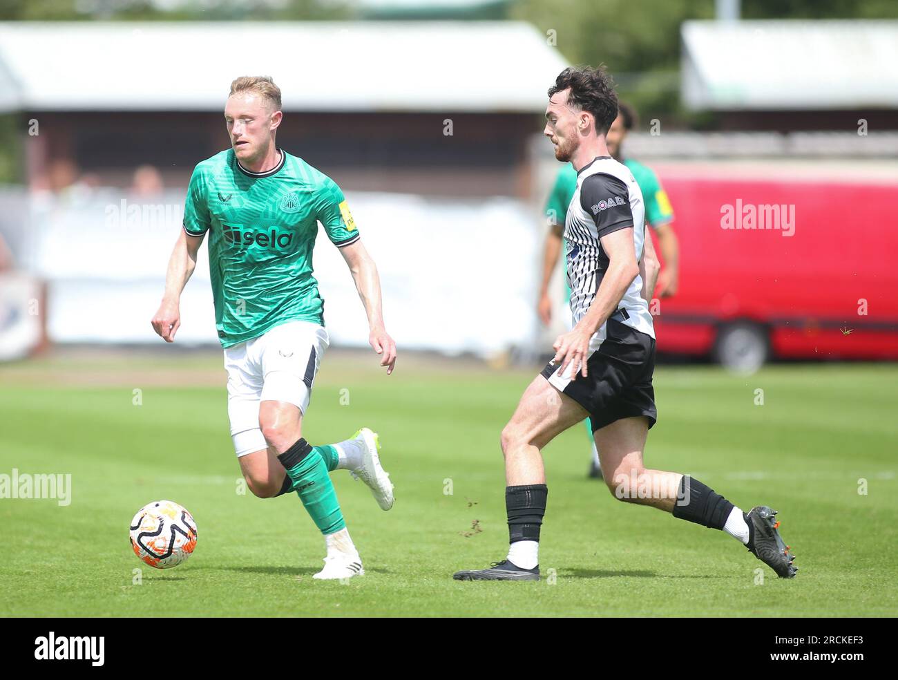 Sean Longstaff de Newcastle United avec le ballon lors du match amical de pré-saison entre Gateshead et Newcastle United au Gateshead International Stadium, Gateshead le samedi 15 juillet 2023. (Photo : Michael Driver | MI News) crédit : MI News & Sport / Alamy Live News Banque D'Images