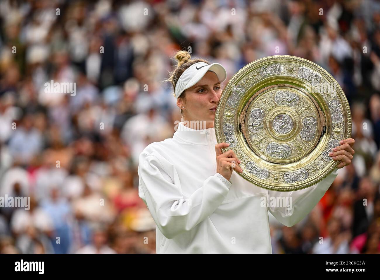 Marketa Vondrousova remporte Wimbledon et son premier titre du Grand Chelem à Londres, en Grande-Bretagne, le 15 juillet 2023. Vondrousova a surmonté ONS Jabeur of Banque D'Images