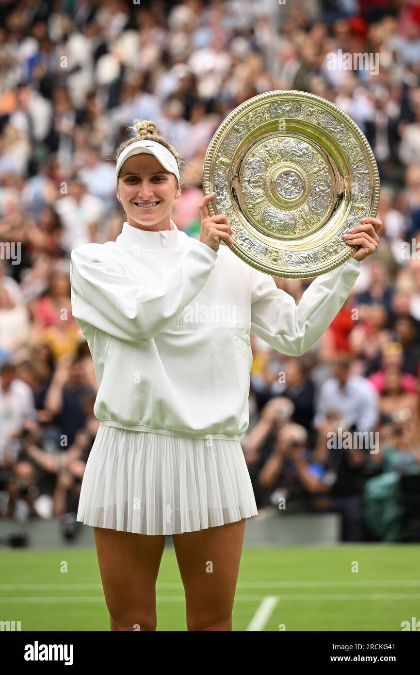 Marketa Vondrousova remporte Wimbledon et son premier titre du Grand Chelem à Londres, en Grande-Bretagne, le 15 juillet 2023. Vondrousova a surmonté ONS Jabeur of Banque D'Images