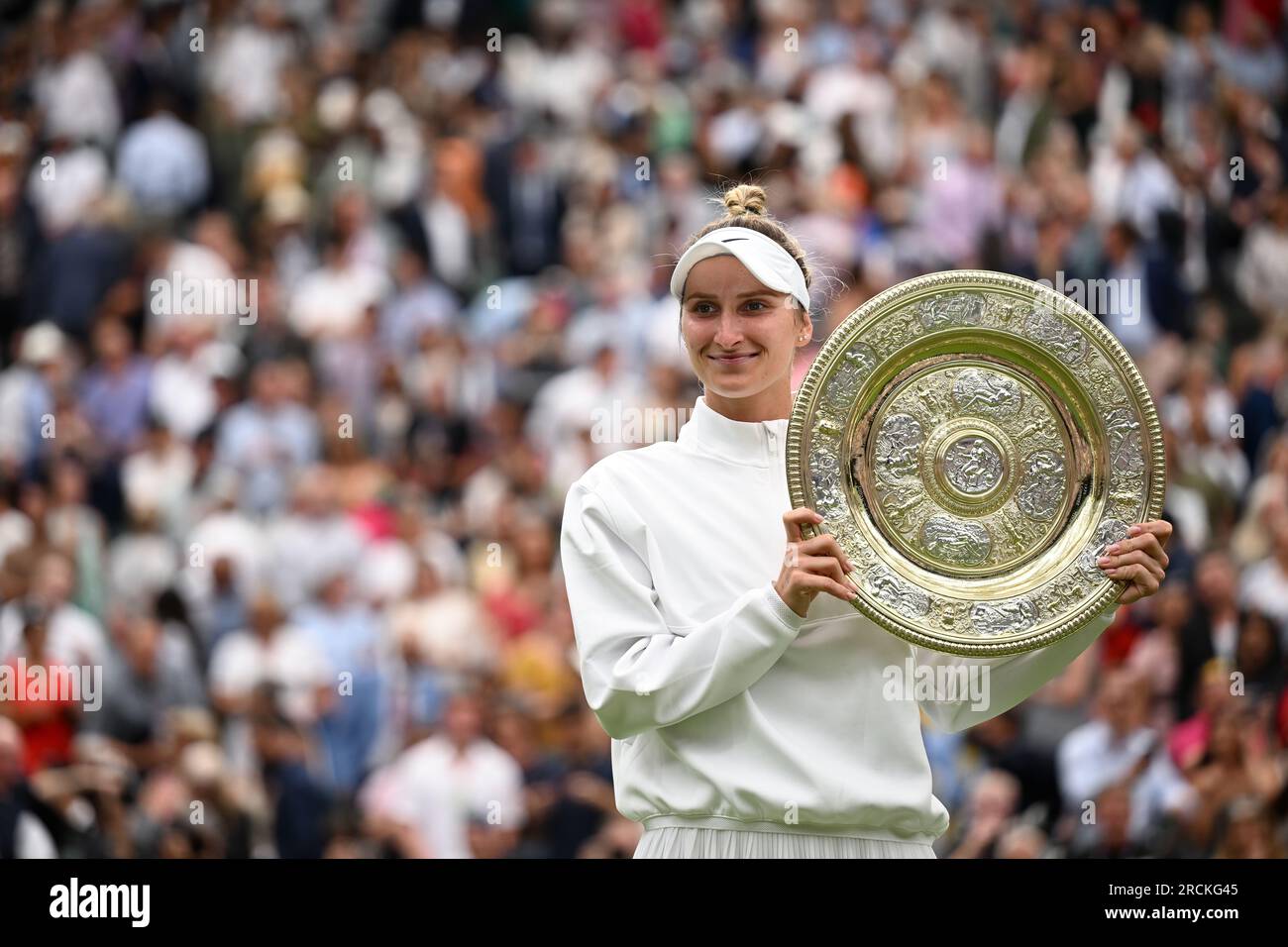 Marketa Vondrousova remporte Wimbledon et son premier titre du Grand Chelem à Londres, en Grande-Bretagne, le 15 juillet 2023. Vondrousova a surmonté ONS Jabeur of Banque D'Images