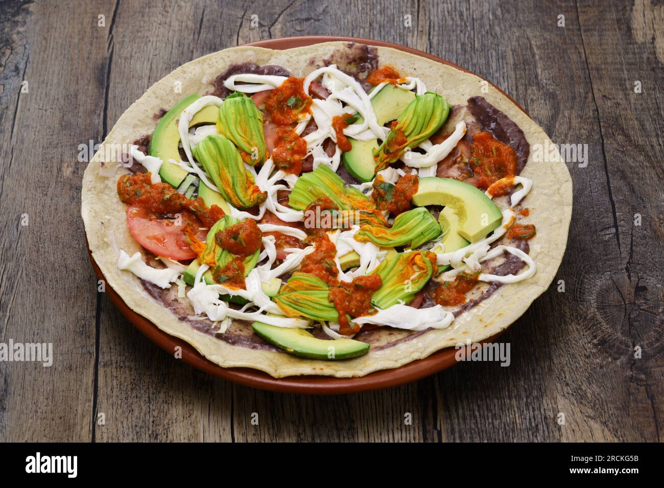 Tlayuda de légumes ouvert maison (avant cuisson au charbon de bois), pizza mexicaine Banque D'Images