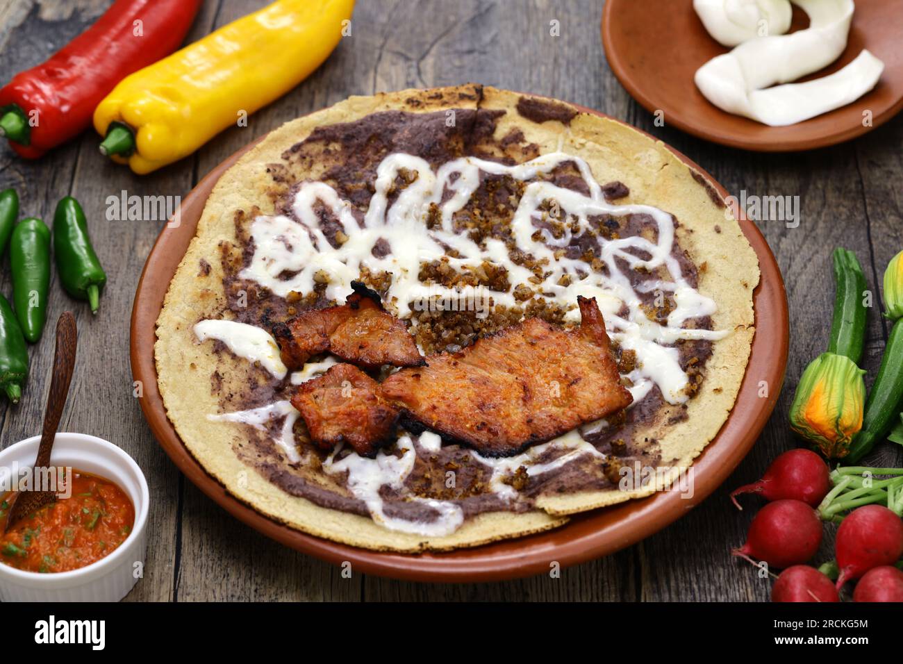 Tlayuda maison ouvert, pizza mexicaine Banque D'Images