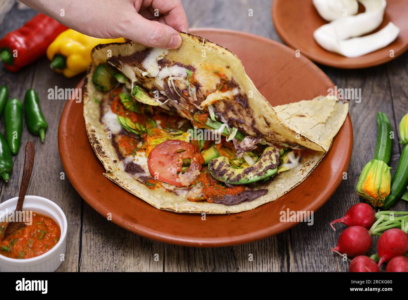 Tlayuda de légumes maison plié en deux, pizza mexicaine Banque D'Images