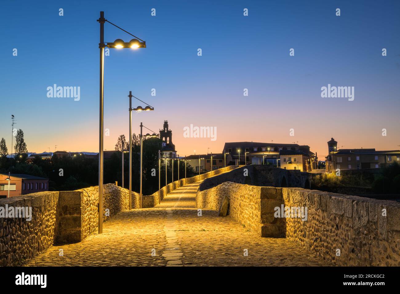 Réveil d'été : dévoilement du pont romain le long du Camino de Santiago à l'hôpital de Orbigo, Léon, Espagne Banque D'Images