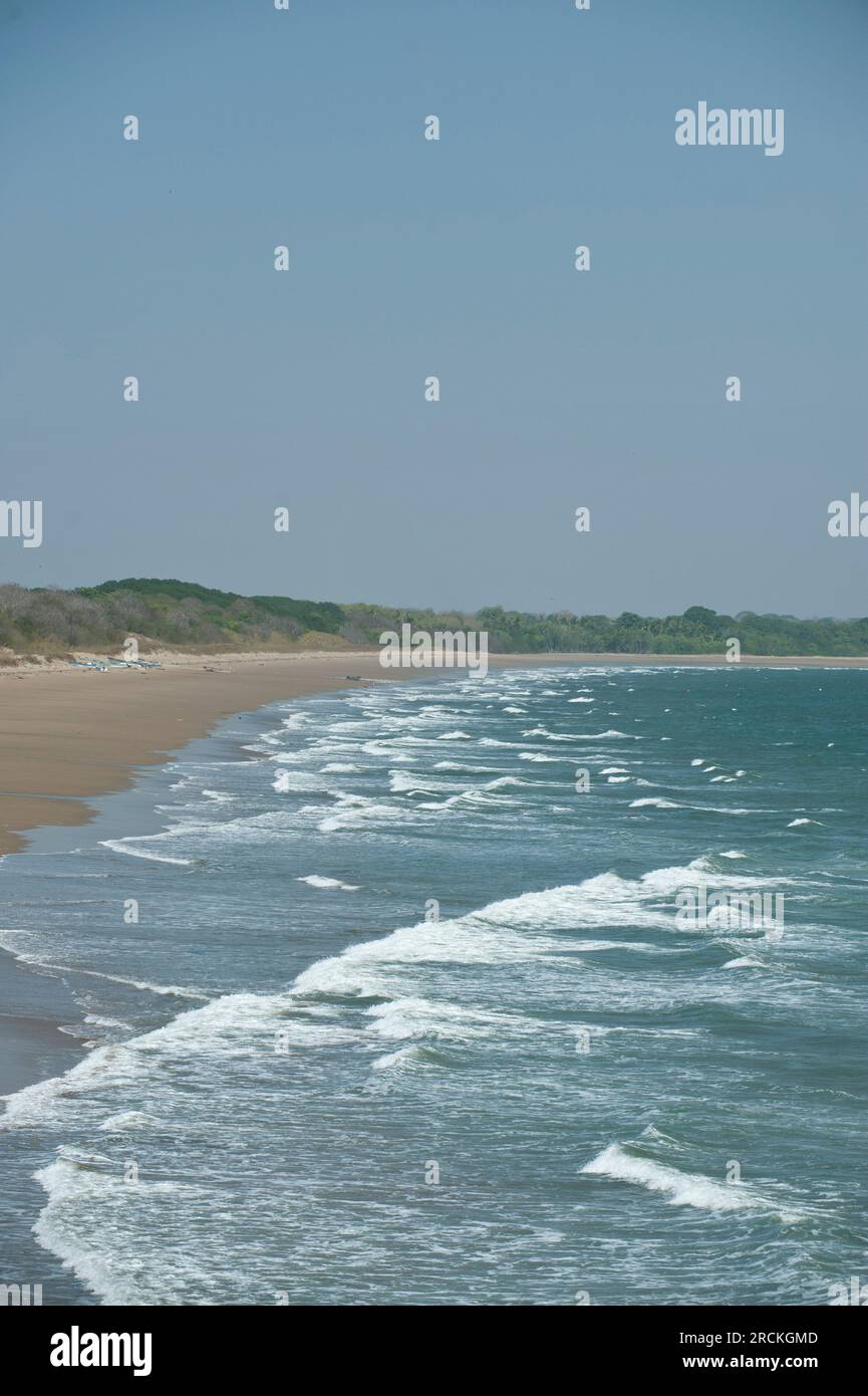 Point de vue du drone montrant des vagues roulant sur une plage, Pedasi, Panama, photo stock Banque D'Images