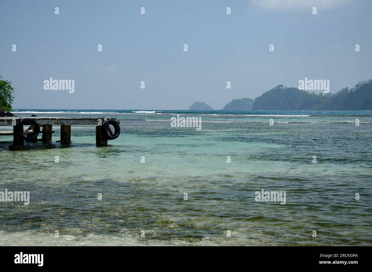 Jetée en bois à une plage tropicale, Isla Grande, province de Colon, Panama - stock photo Banque D'Images