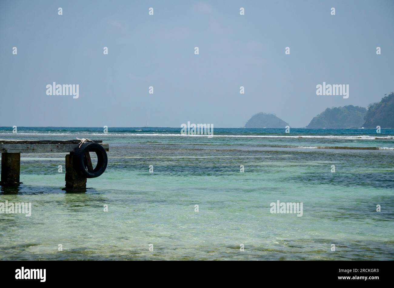 Jetée en bois à une plage tropicale, Isla Grande, province de Colon, Panama - stock photo Banque D'Images