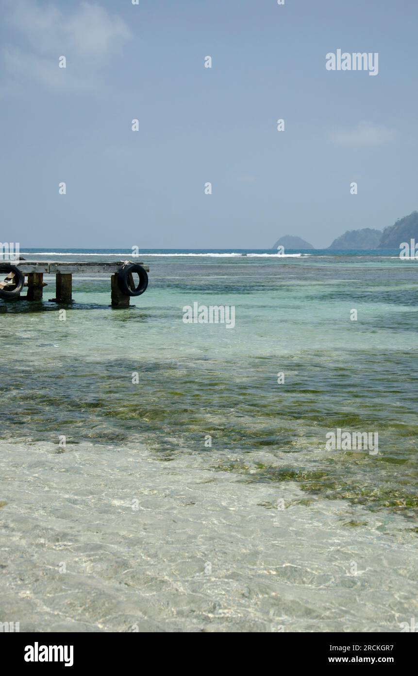 Jetée en bois à une plage tropicale, Isla Grande, province de Colon, Panama - stock photo Banque D'Images
