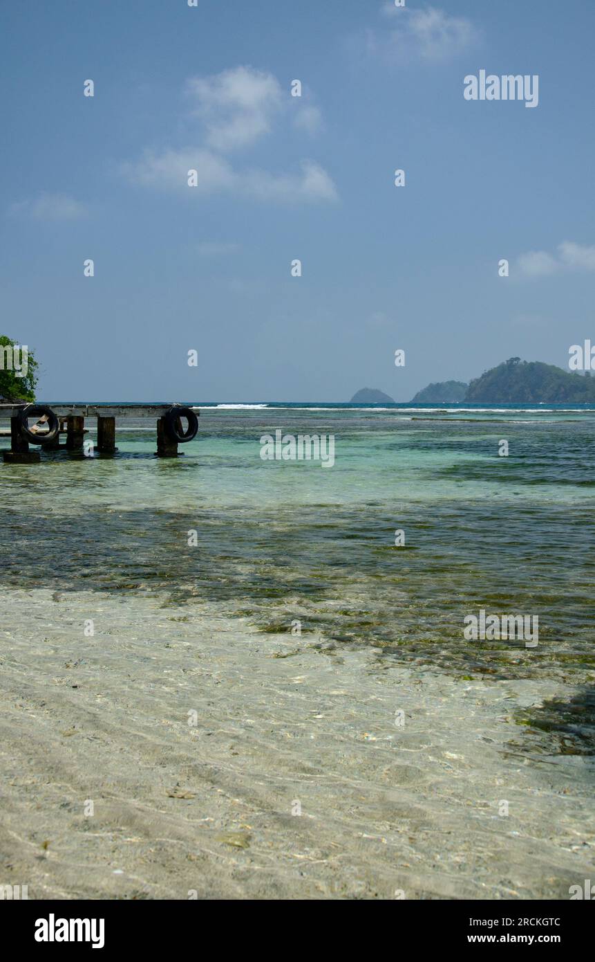 Jetée en bois à une plage tropicale, Isla Grande, province de Colon, Panama - stock photo Banque D'Images