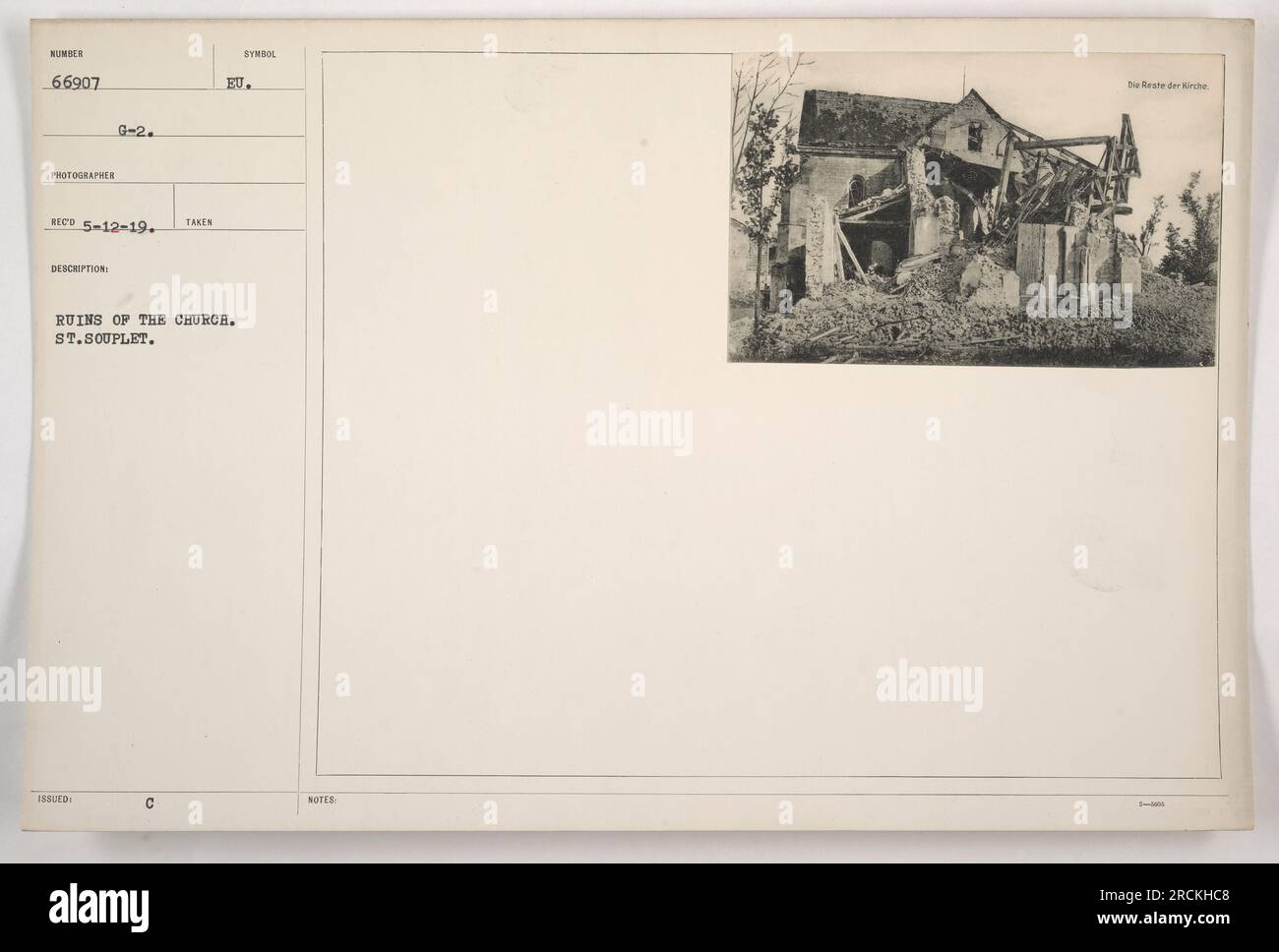 L'image représente les ruines du St. Église Souplet pendant la première Guerre mondiale. Il a été capturé par le photographe Reco le 5-12-19, avec la description indiquant qu'il a été pris sur G-2. Les restes de l'église sont dans un état de destruction important. C symbole eu est noté. Banque D'Images
