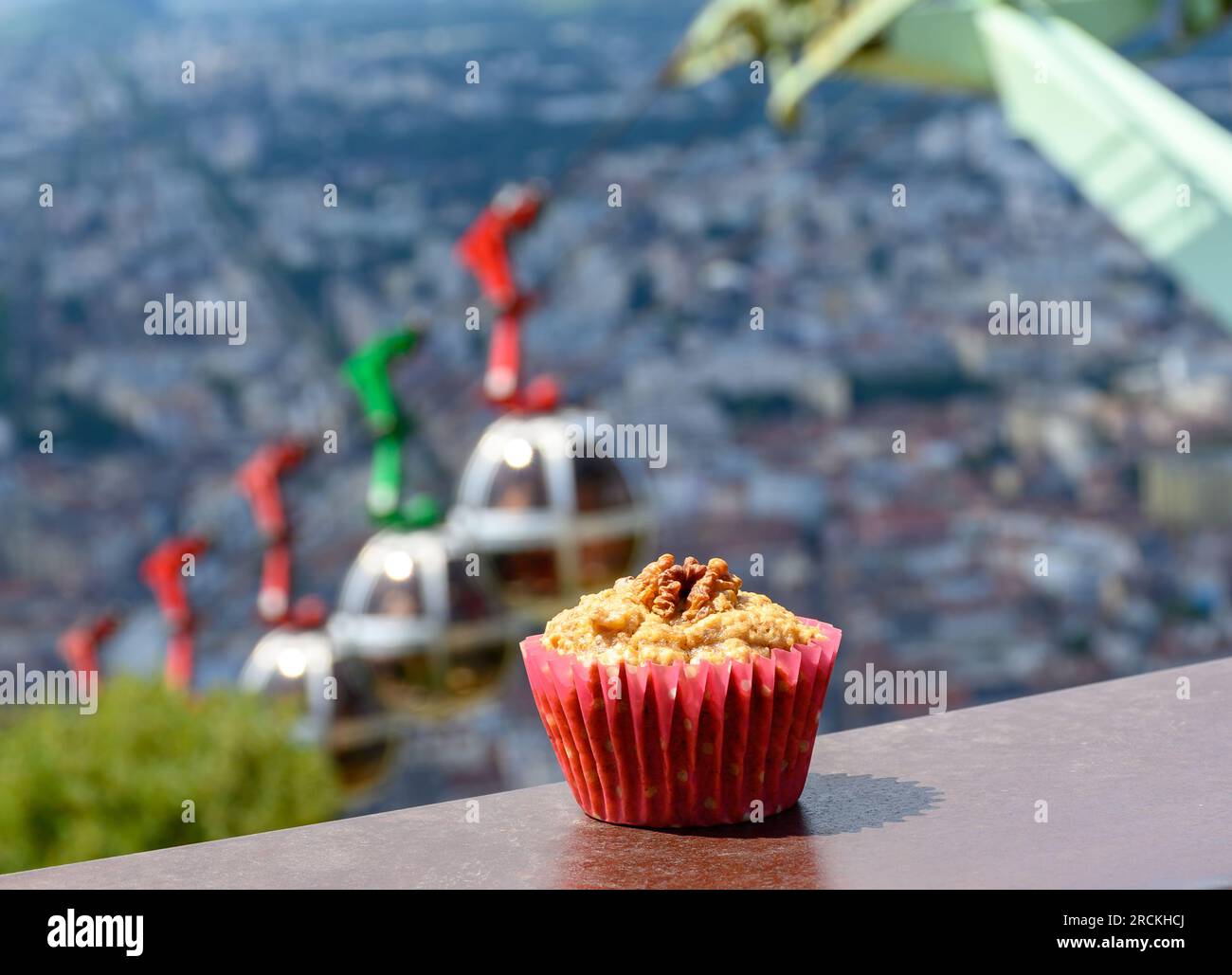 Gateau Grenoblois, gâteau au café à la noix française, spécialité de Grenoble et vue sur la partie centrale de la ville de Grenoble depuis Bastille Fortres witch montagnes a Banque D'Images