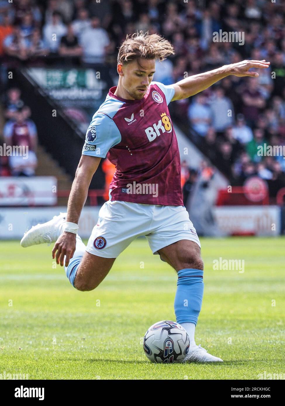 Walsall, Royaume-Uni. 15 juillet 2023. Walsall, Angleterre, 15 juillet 2023 : Matty Cash (2 Aston Villa) croise le ballon lors de la rencontre amicale de pré-saison entre Walsall et Aston Villa au stade Bescot à Walsall, Angleterre (Natalie Mincher/SPP) crédit : SPP Sport Press photo. /Alamy Live News Banque D'Images