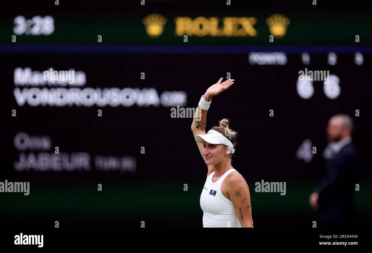 Marketa Vondrousova célèbre avoir remporté la finale du simple féminin après avoir remporté la victoire contre ONS Jabeur le 13e jour des Championnats de Wimbledon 2023 au All England Lawn tennis and Croquet Club à Wimbledon. Date de la photo : Samedi 15 juillet 2023. Banque D'Images