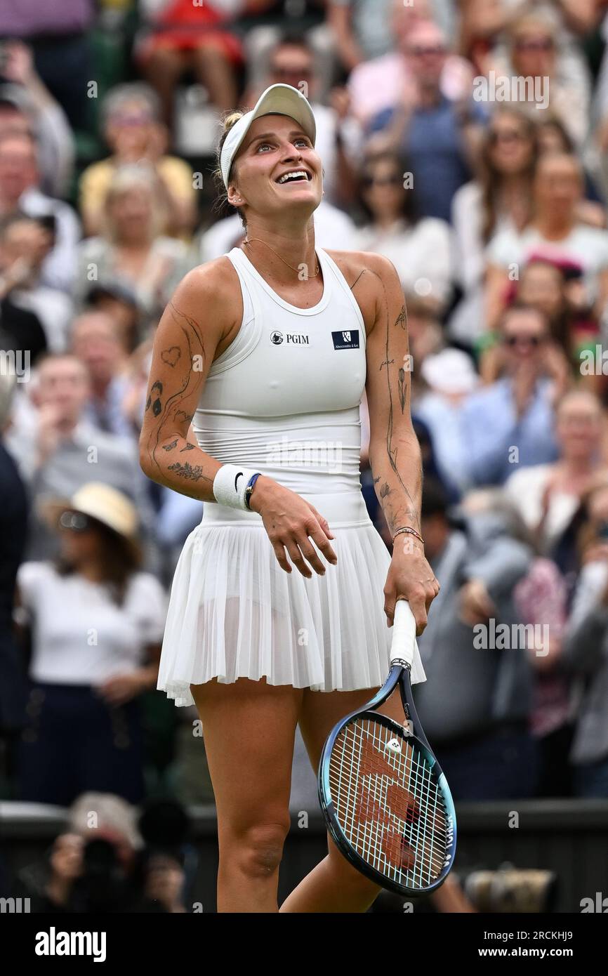 Marketa Vondrousova remporte Wimbledon et son premier titre du Grand Chelem à Londres, en Grande-Bretagne, le 15 juillet 2023. Vondrousova a surmonté ONS Jabeur of Banque D'Images