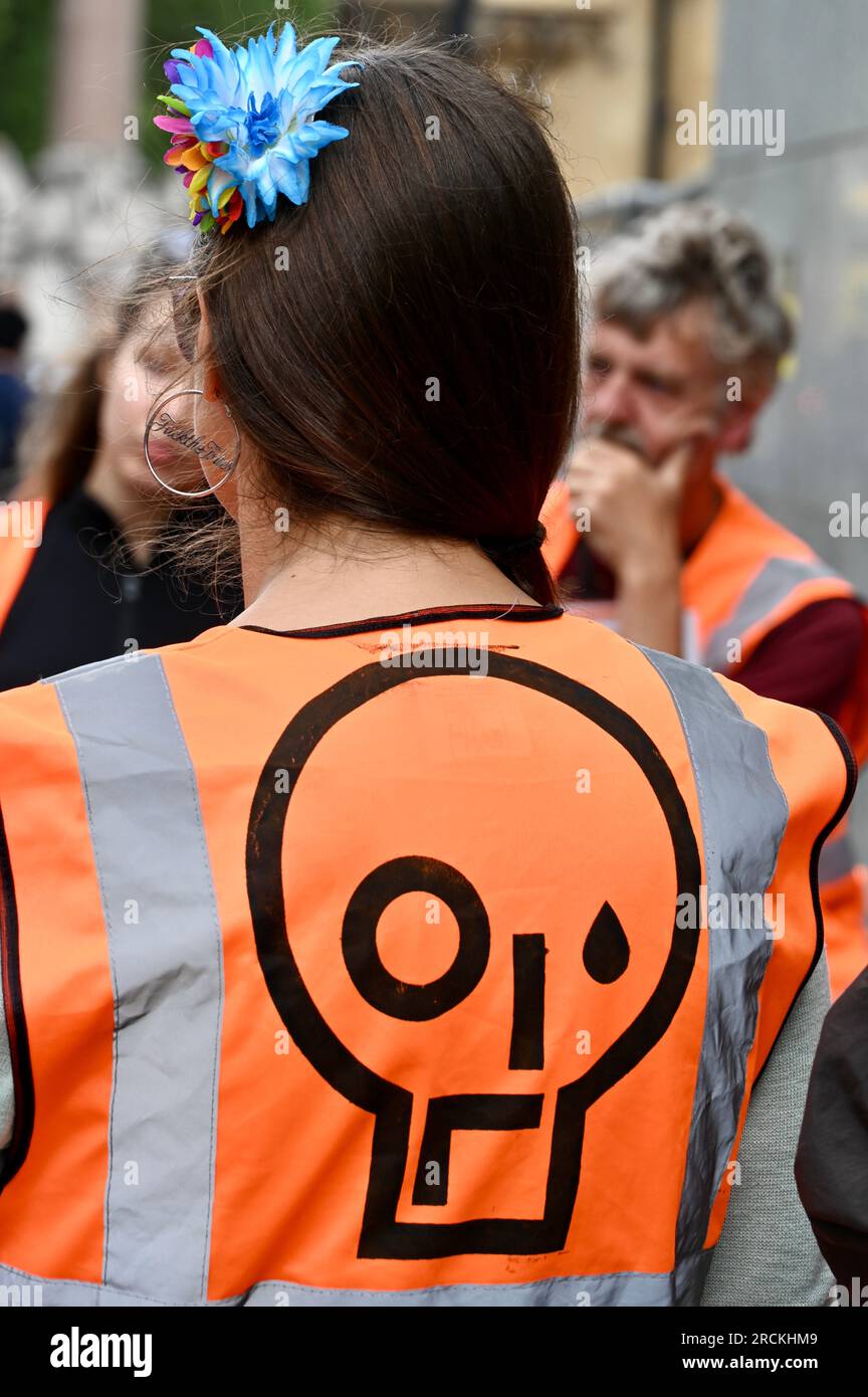 Londres, Royaume-Uni. Arrête juste l'activiste Oil. Arrêtez la manifestation de Rosebank. Pas de nouveau pétrole et gaz. Une coalition de groupes écologistes, dont extinction Rebellion et Just Stop Oil, ont manifesté ensemble pour lutter contre l’ouverture de Rosebank, le plus grand champ pétrolier non exploité de la mer du Nord par le géant pétrolier norvégien Equinor. Banque D'Images